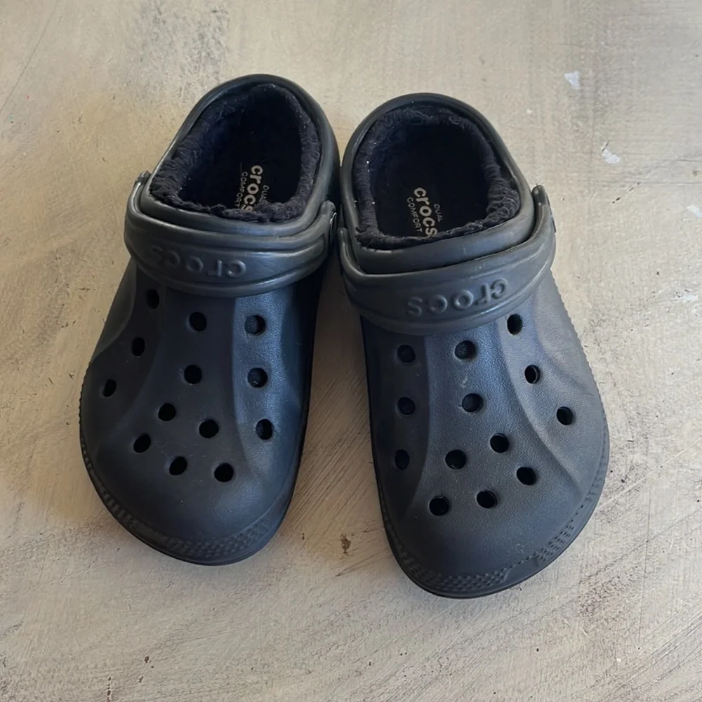 Kids/Youth Black Lined Crocs SZ 10-11C - Picture 3 of 5